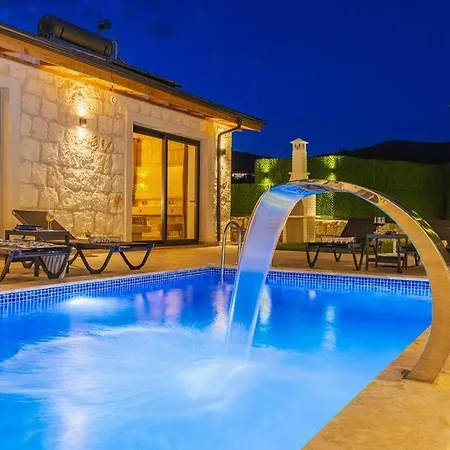 Bayindirda Korunakli 4 Kisilik Villa